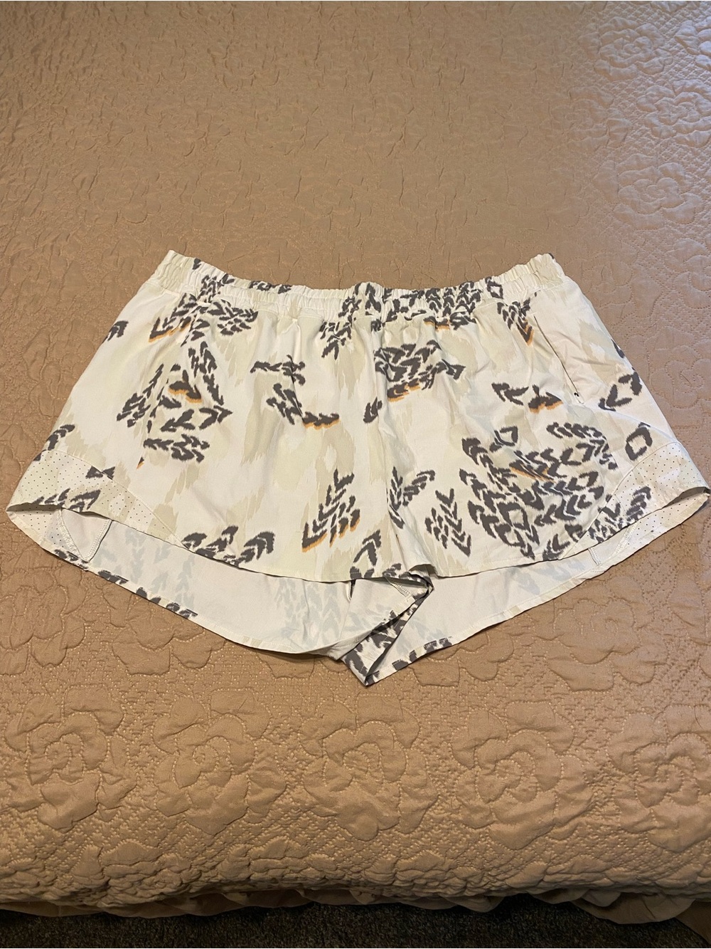 Light Cream Printed Women's Athletic Shorts with Elastic Waist